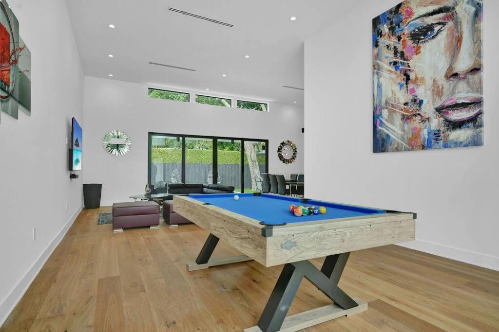 Design House -heated Pool -big Yard -gated Parking