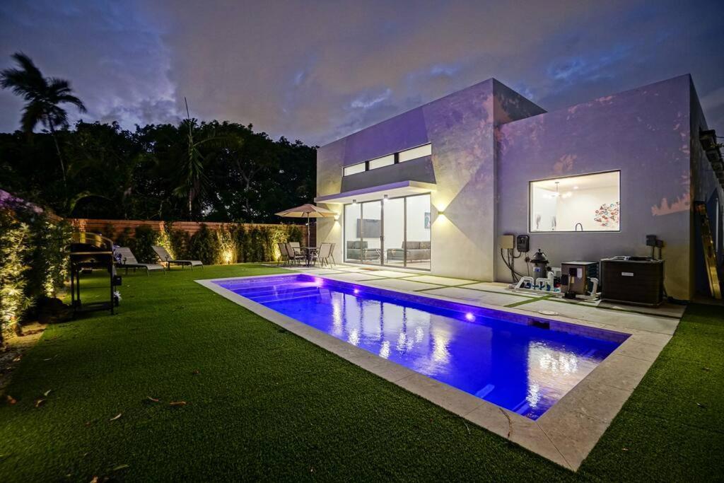 Villa Design House -heated Pool -big Yard -gated Parking *