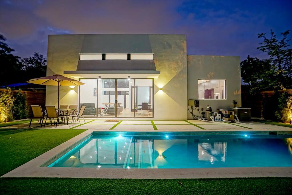 Villa Design House -heated Pool -big Yard -gated Parking