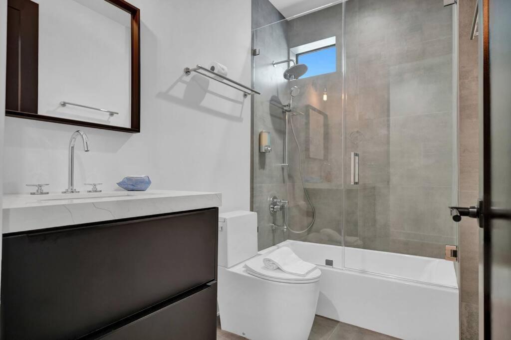 Design House -heated Pool -big Yard -gated Parking Villa Miami