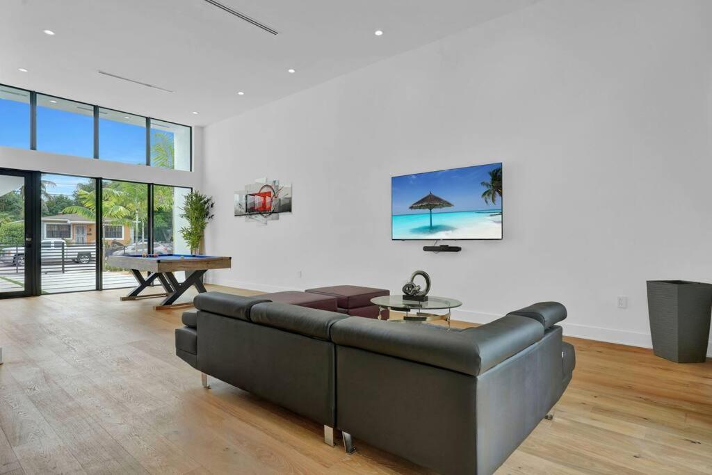 Design House -heated Pool -big Yard -gated Parking