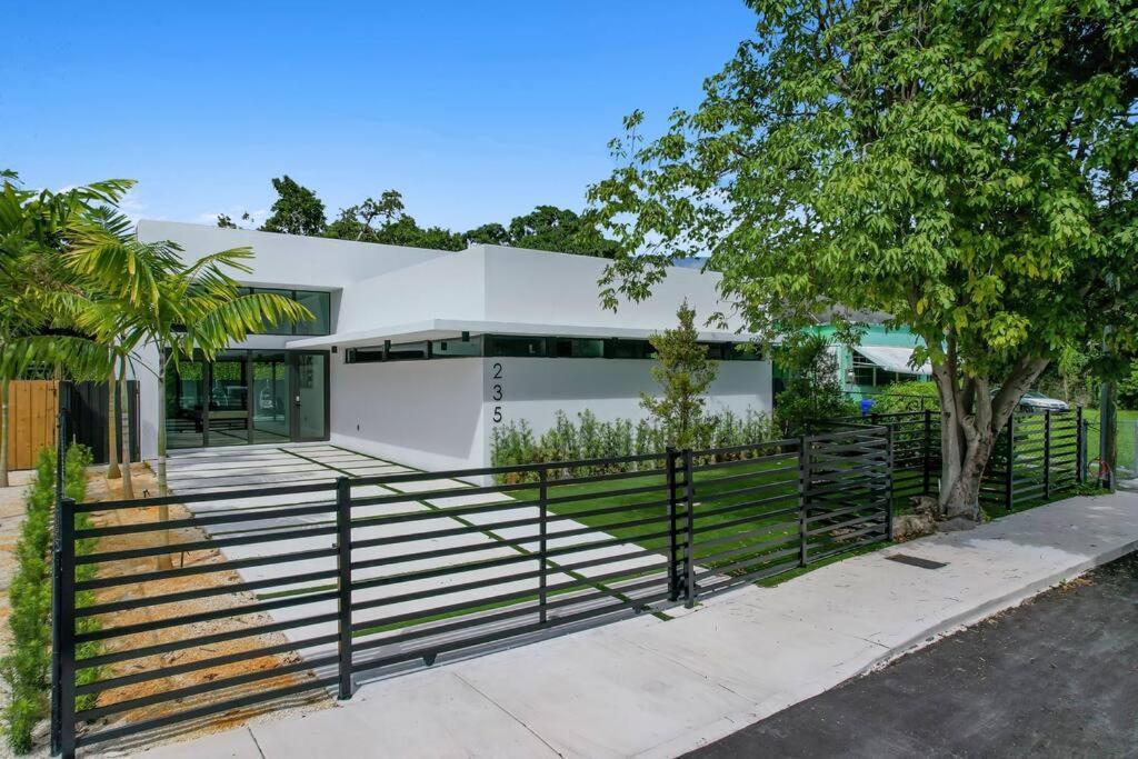 Villa Design House -heated Pool -big Yard -gated Parking Miami