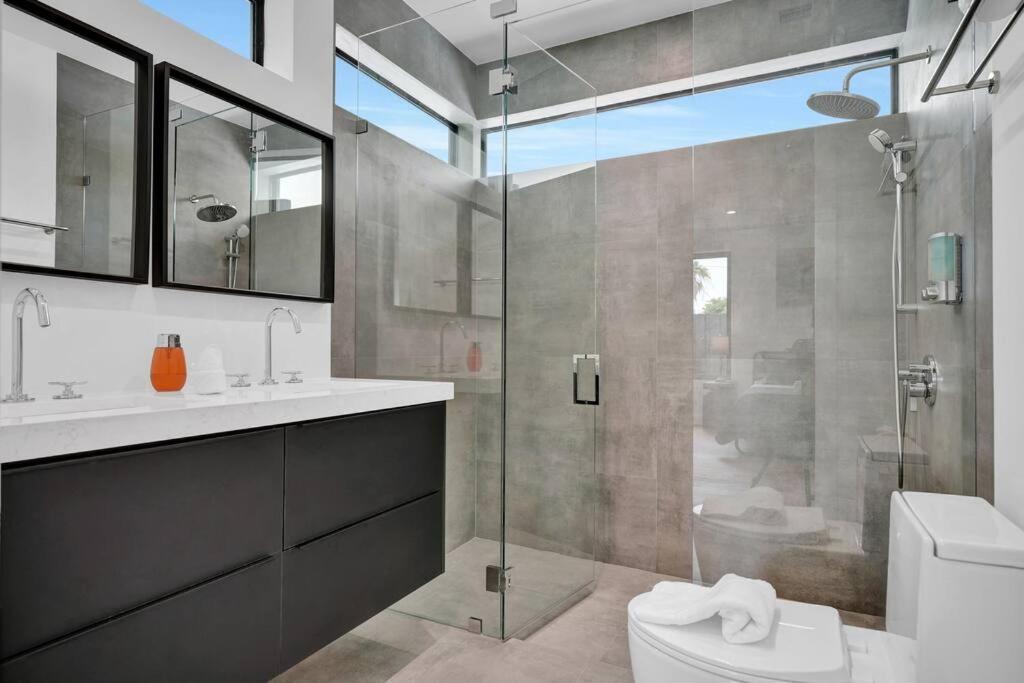 Design House -heated Pool -big Yard -gated Parking