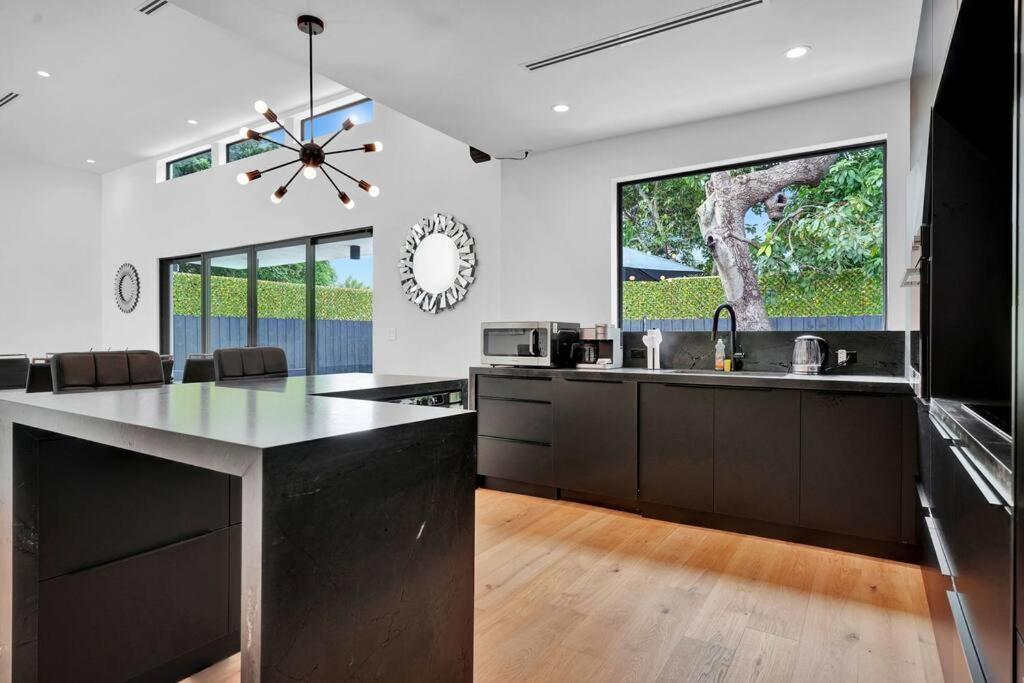 Design House -heated Pool -big Yard -gated Parking Villa Miami