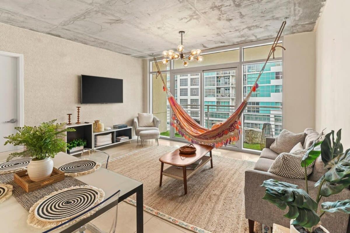 Urban Retreat - Location Pool Gym & Parking Apartment