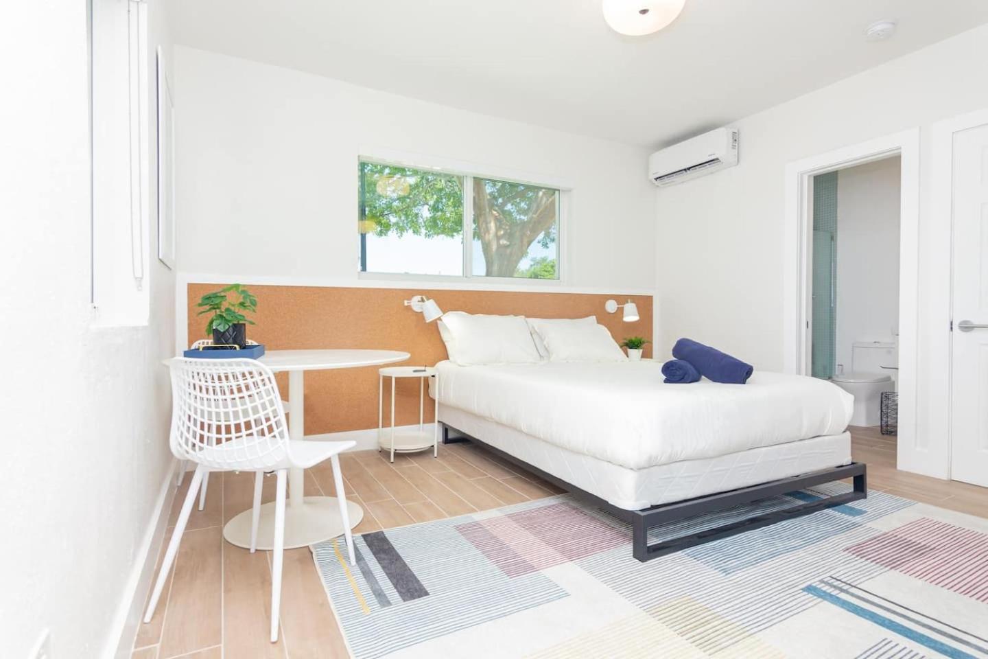 Newly Renovated Stylish In El Portal #2 Apartment *