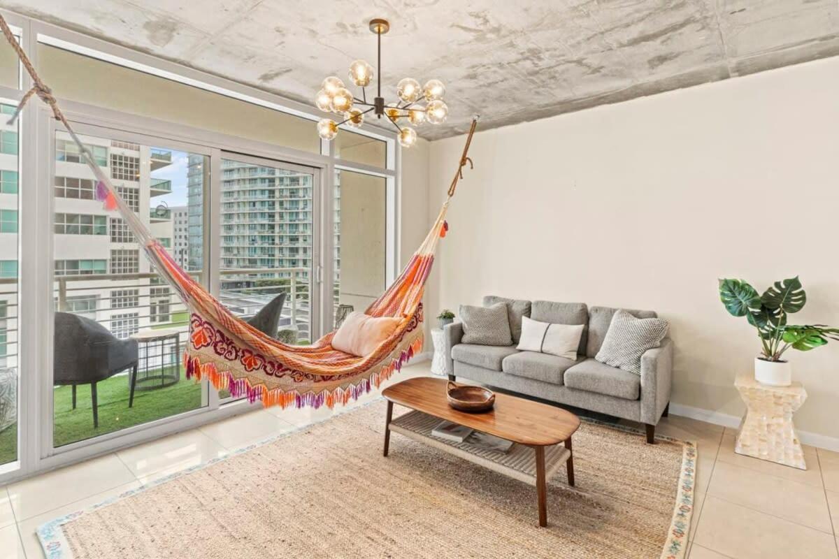 Urban Retreat - Location Pool Gym & Parking Apartment *