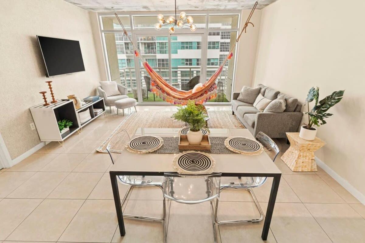 Urban Retreat - Location Pool Gym & Parking *