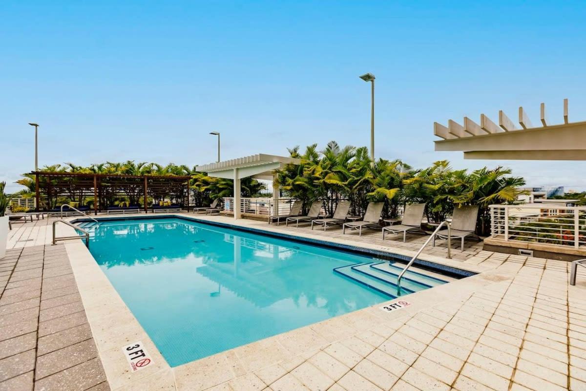 Urban Retreat - Location Pool Gym & Parking