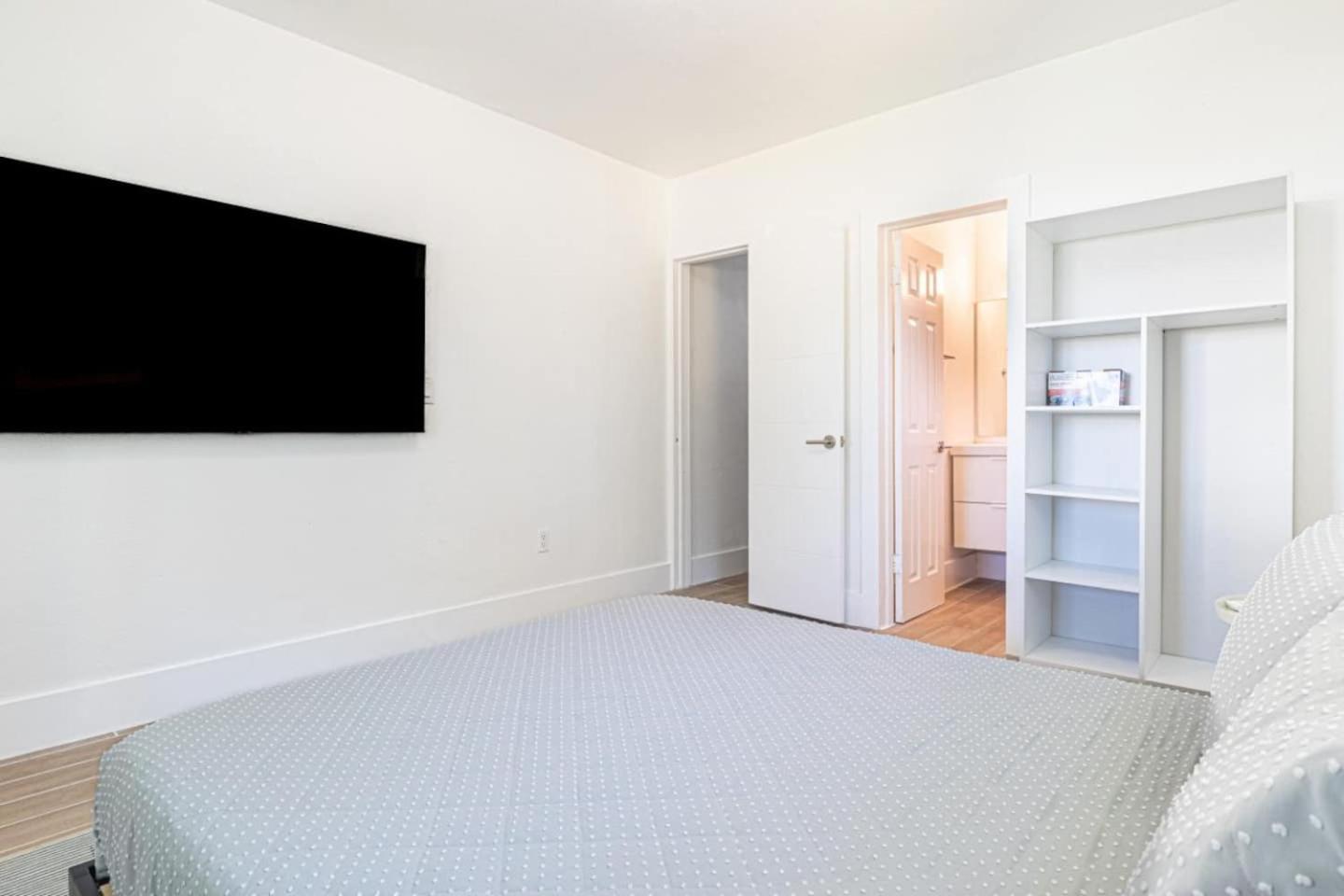 Apartment 1 Bedroom El Portal #7 *