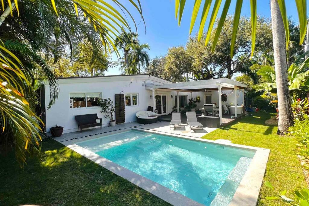 Holiday home Pool! Location! Steps To The Water! Kid Friendly! *