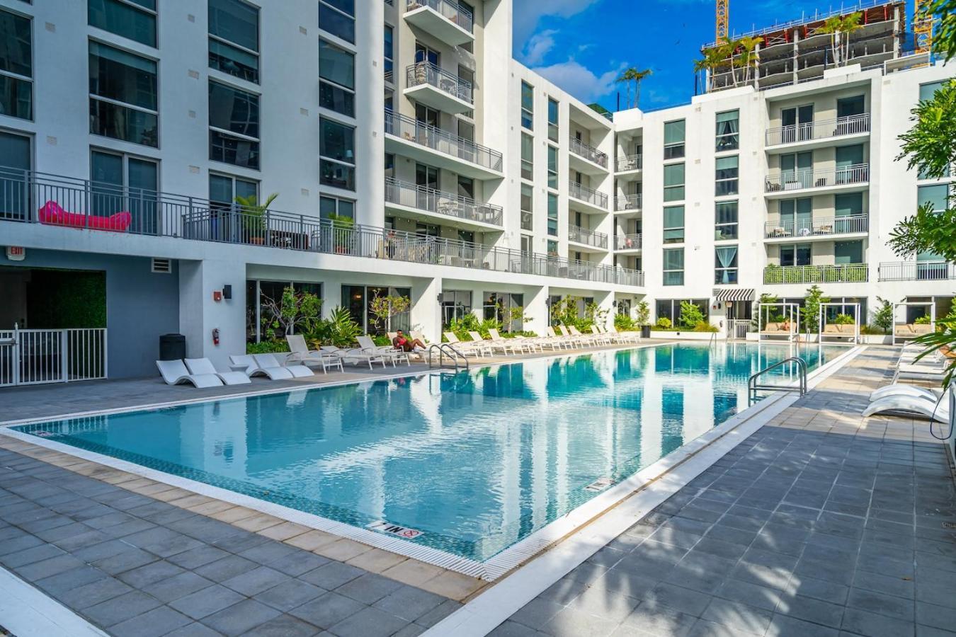 Magic Vibrant 2 Bedroom With Free Parking Apartment