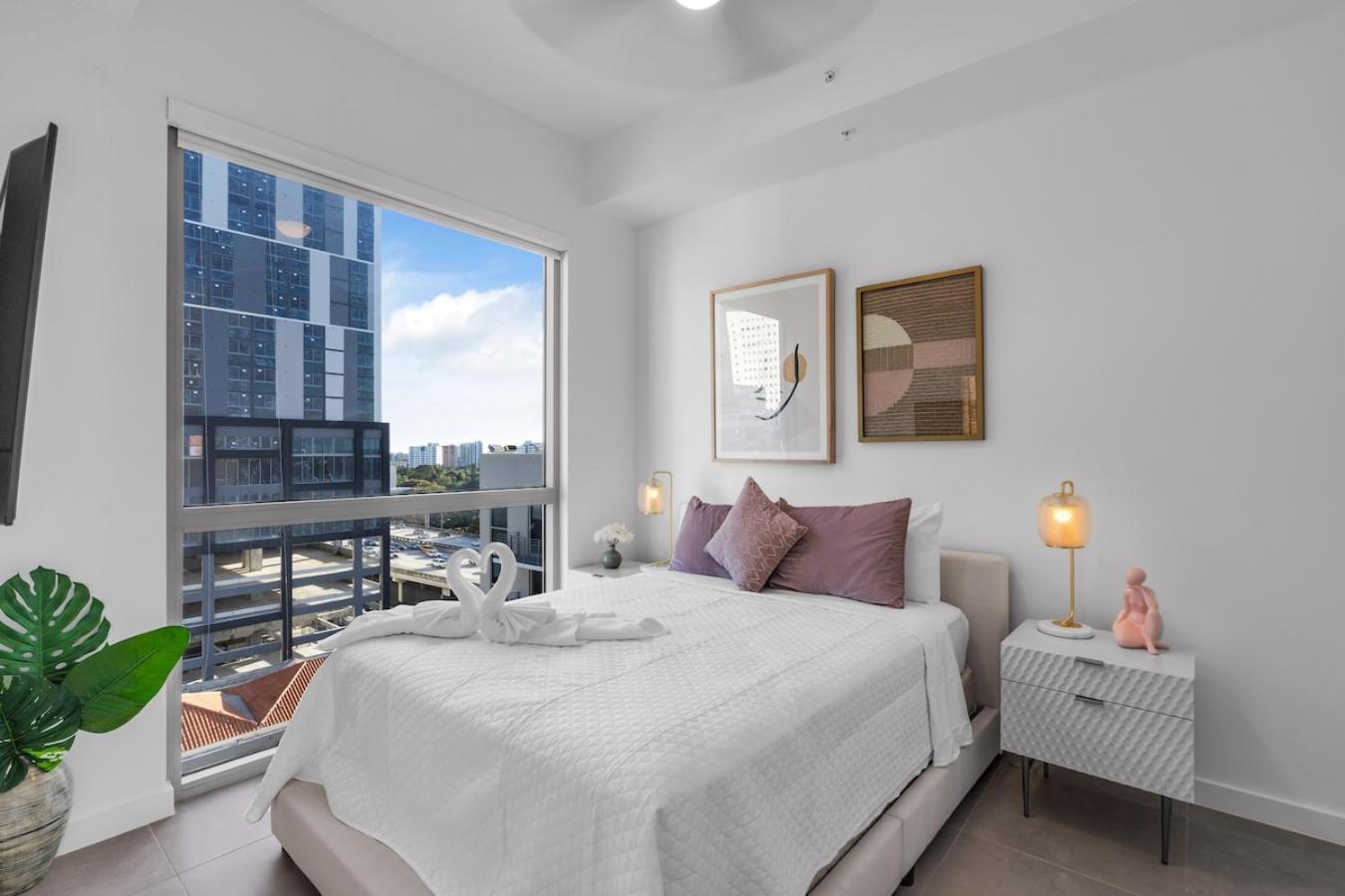Magic Vibrant 2 Bedroom With Free Parking Apartment *