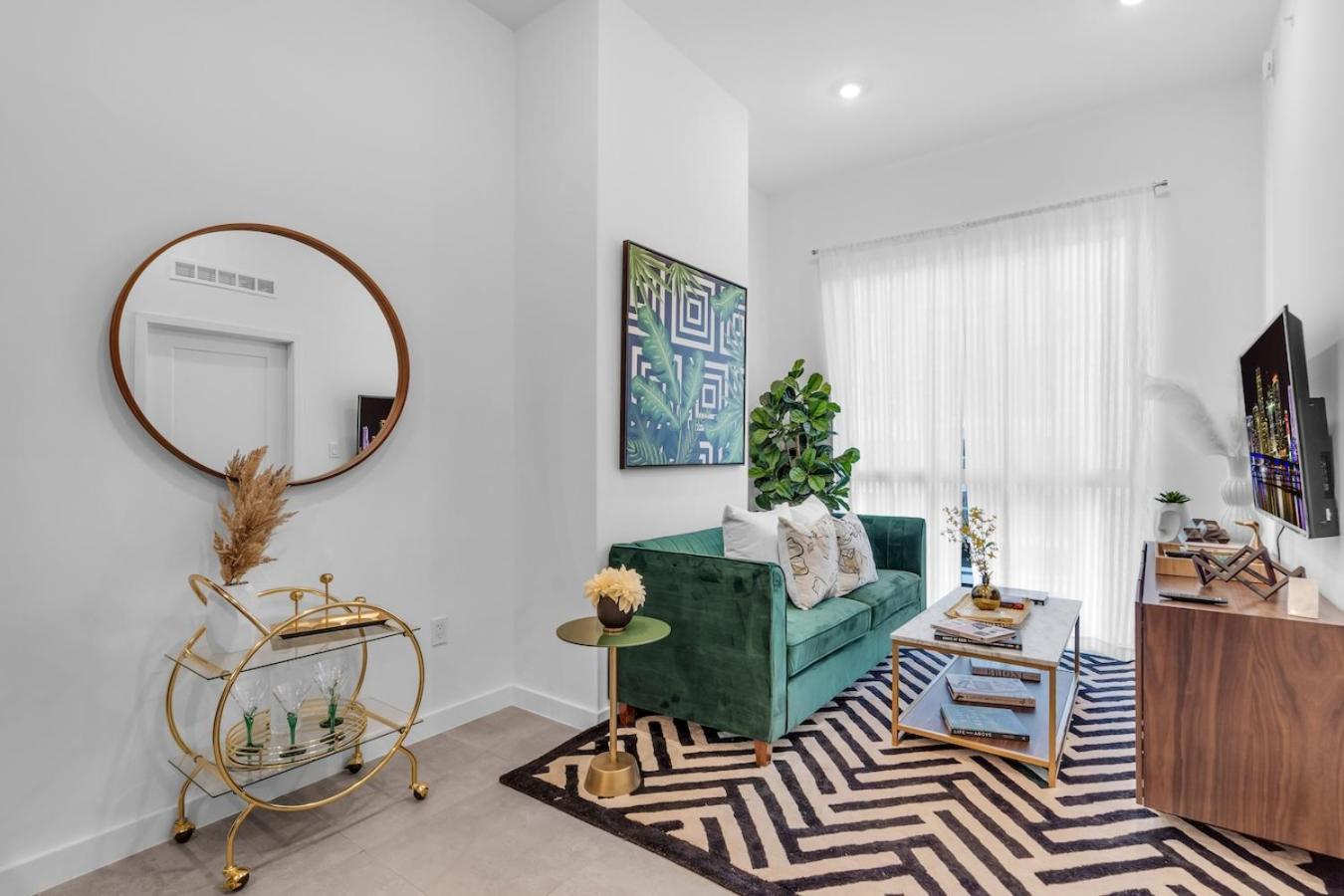 Magic Vibrant 2 Bedroom With Free Parking Apartment