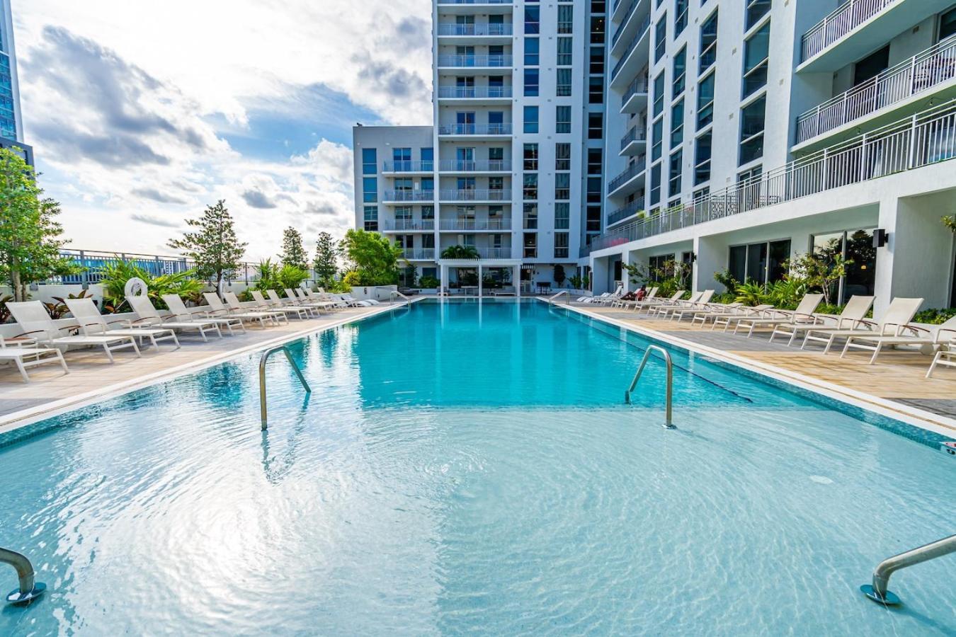 Magic Vibrant 2 Bedroom With Free Parking Apartment