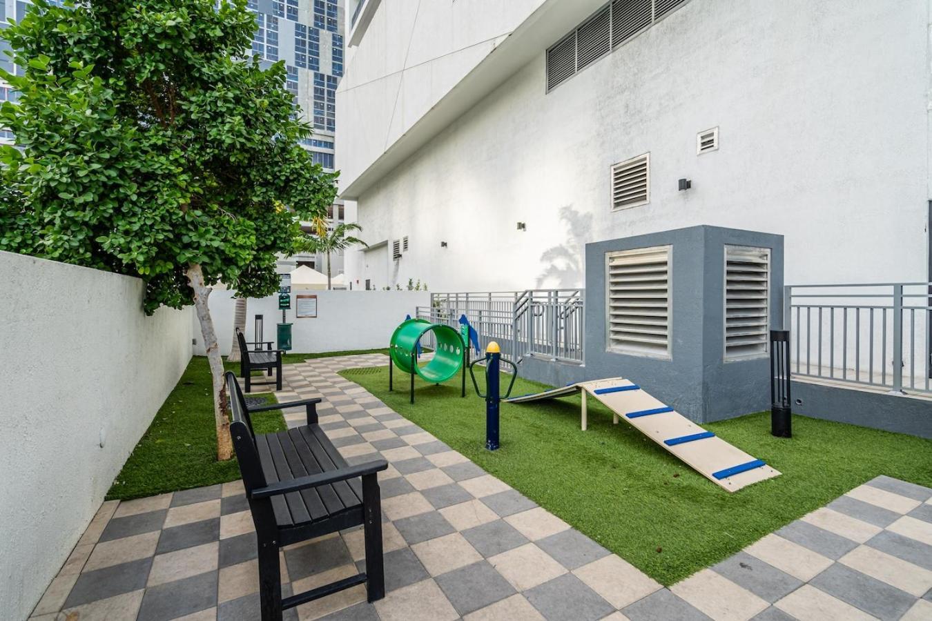 Magic Vibrant 2 Bedroom With Free Parking Apartment *
