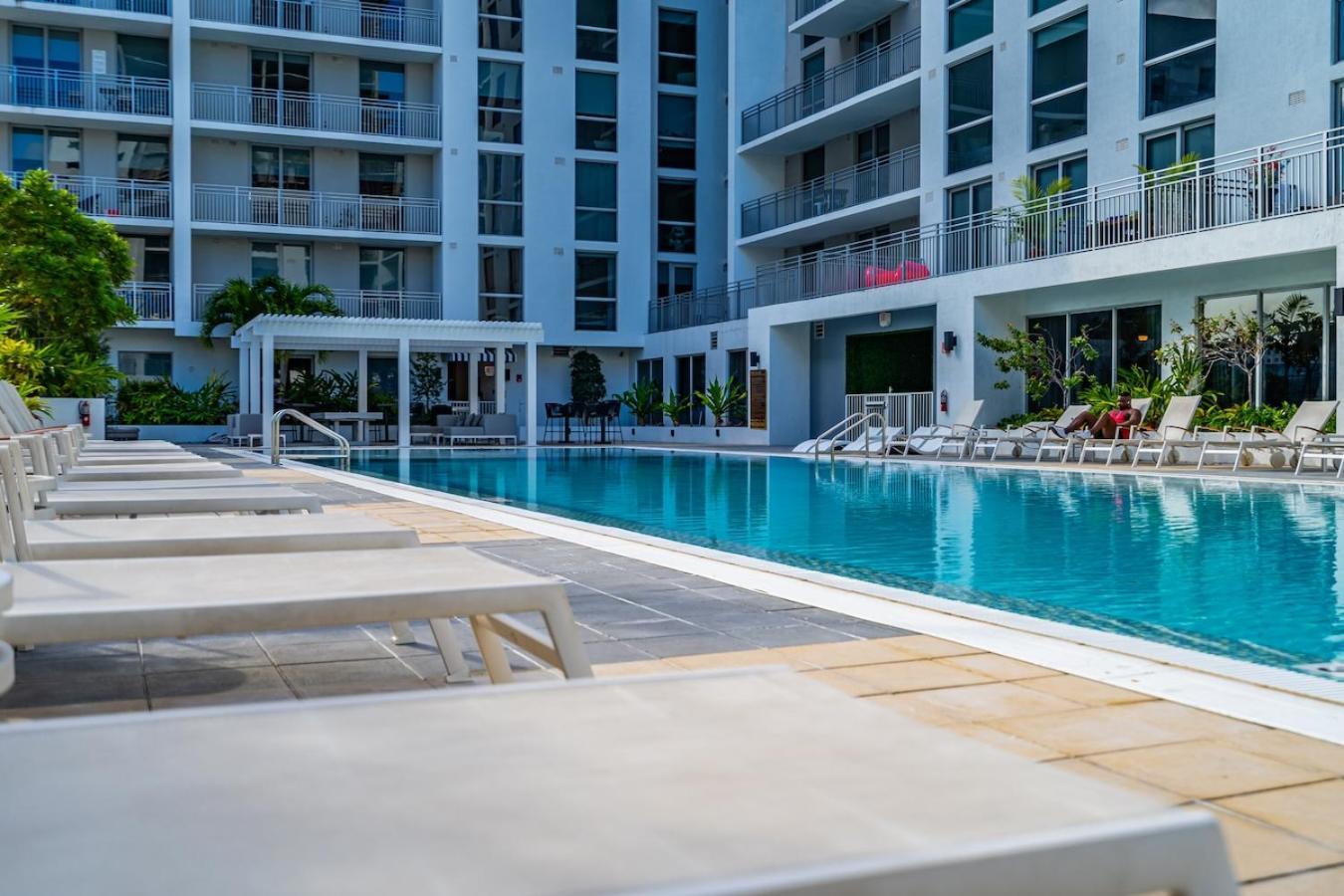 Magic Vibrant 2 Bedroom With Free Parking Apartment *