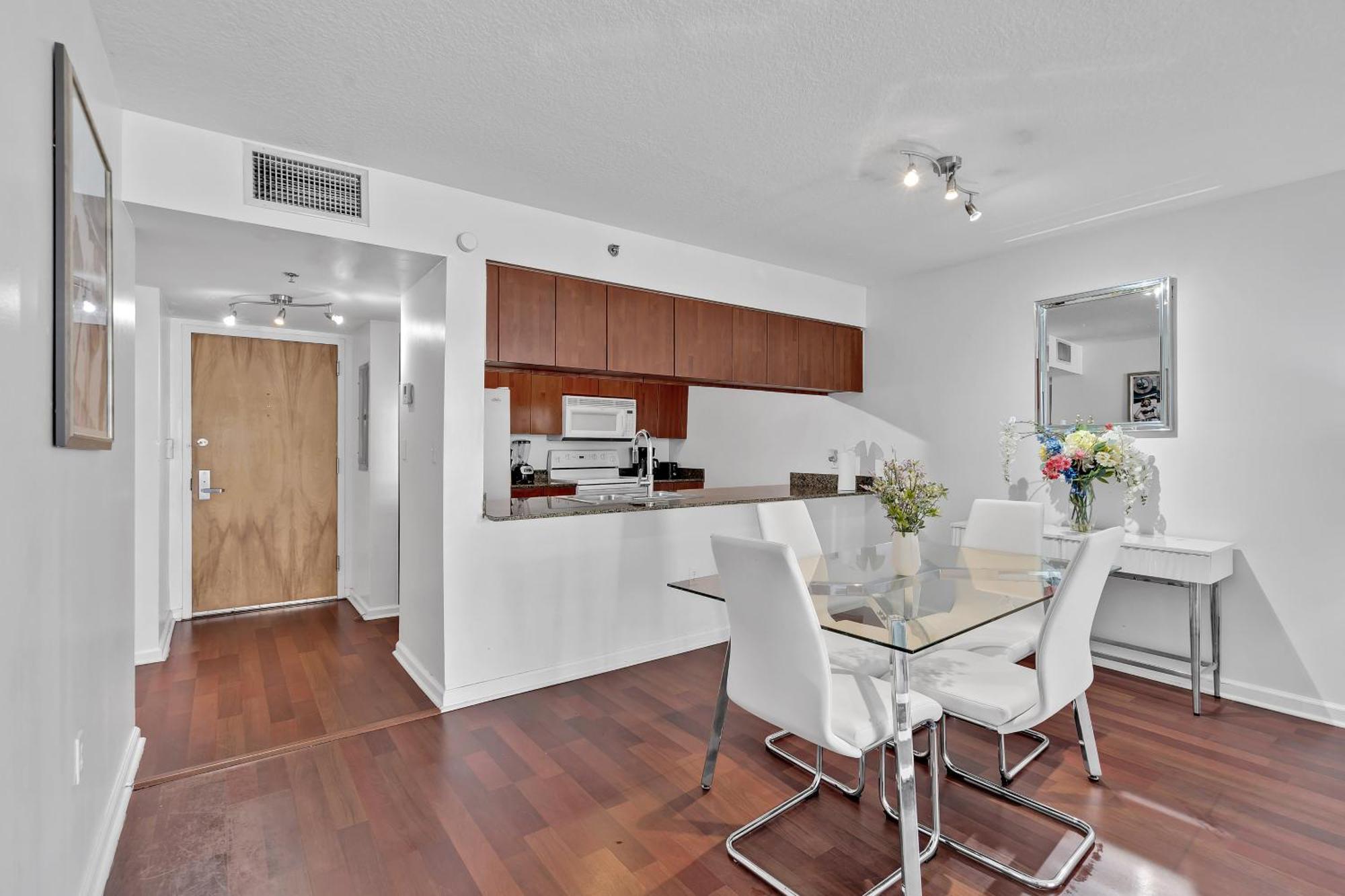 Amazing 1 Bed In Brickell Key With Free Pkg Miami