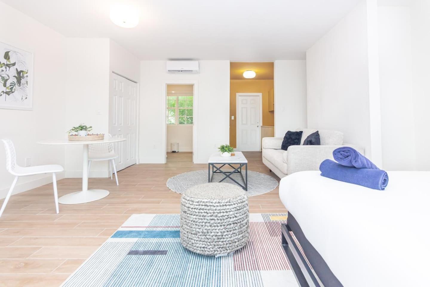 Large Stylish In El Portal #3 Apartment