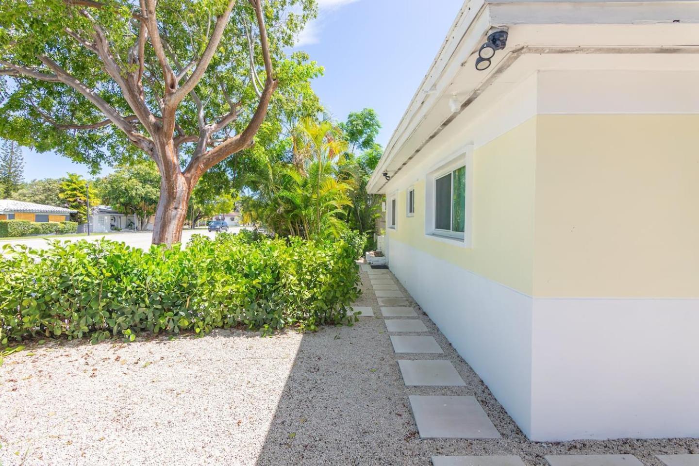 Newly Renovated Stylish In El Portal #2 Apartment