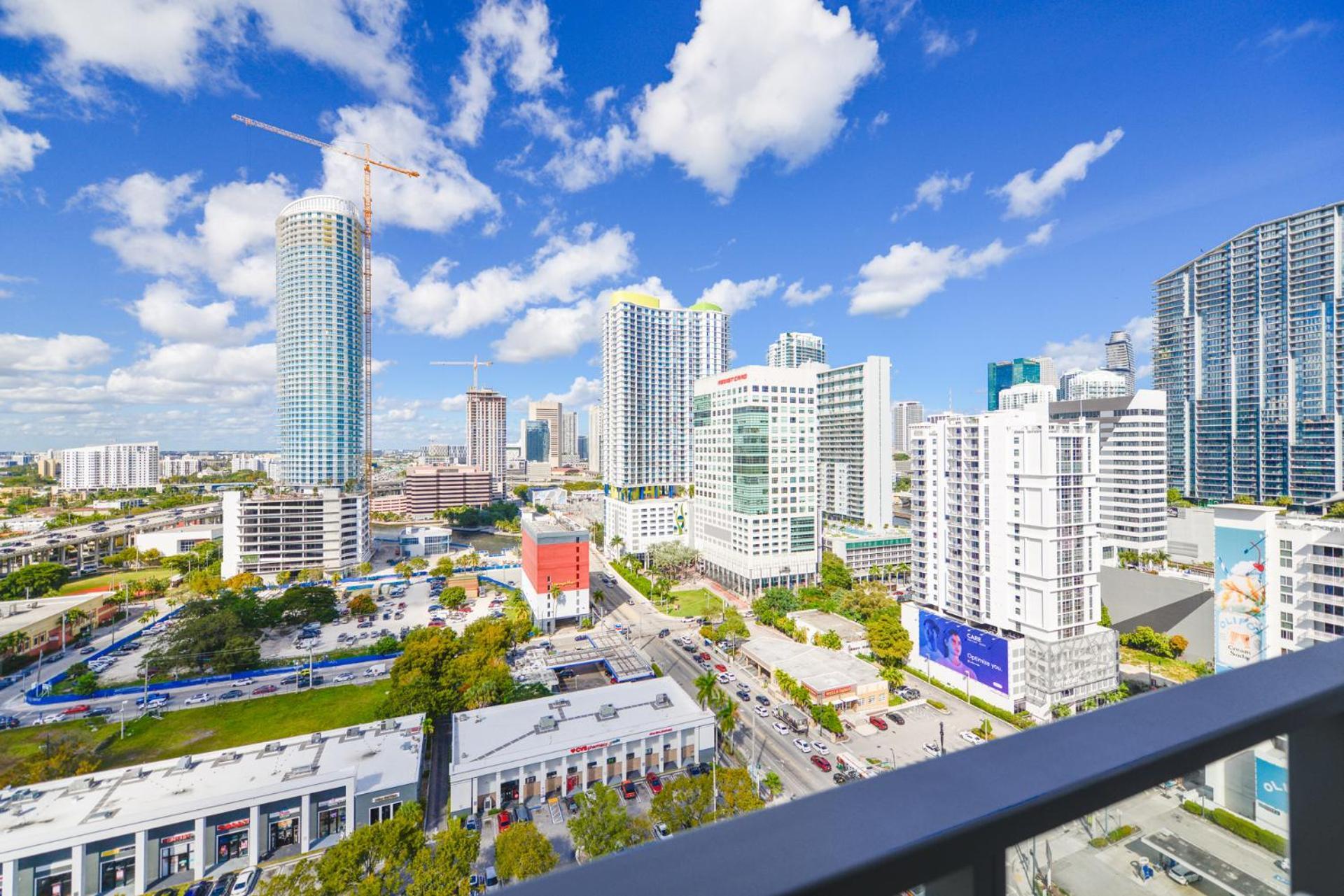 Prime Location: Luxury At Brickell Apartment *