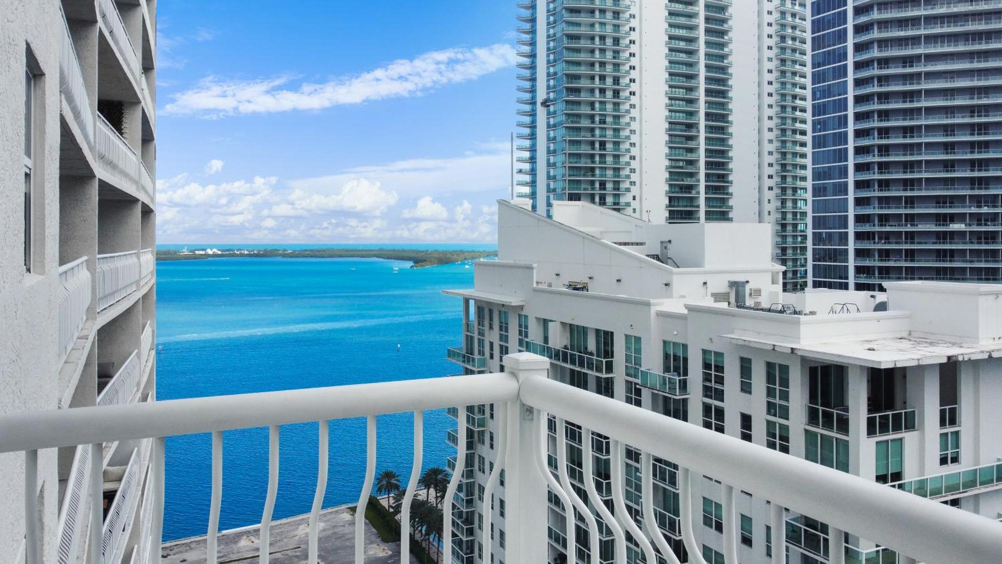 Upscale Brickell 3 Bedroom With Water Views And Free Parking Apartment *