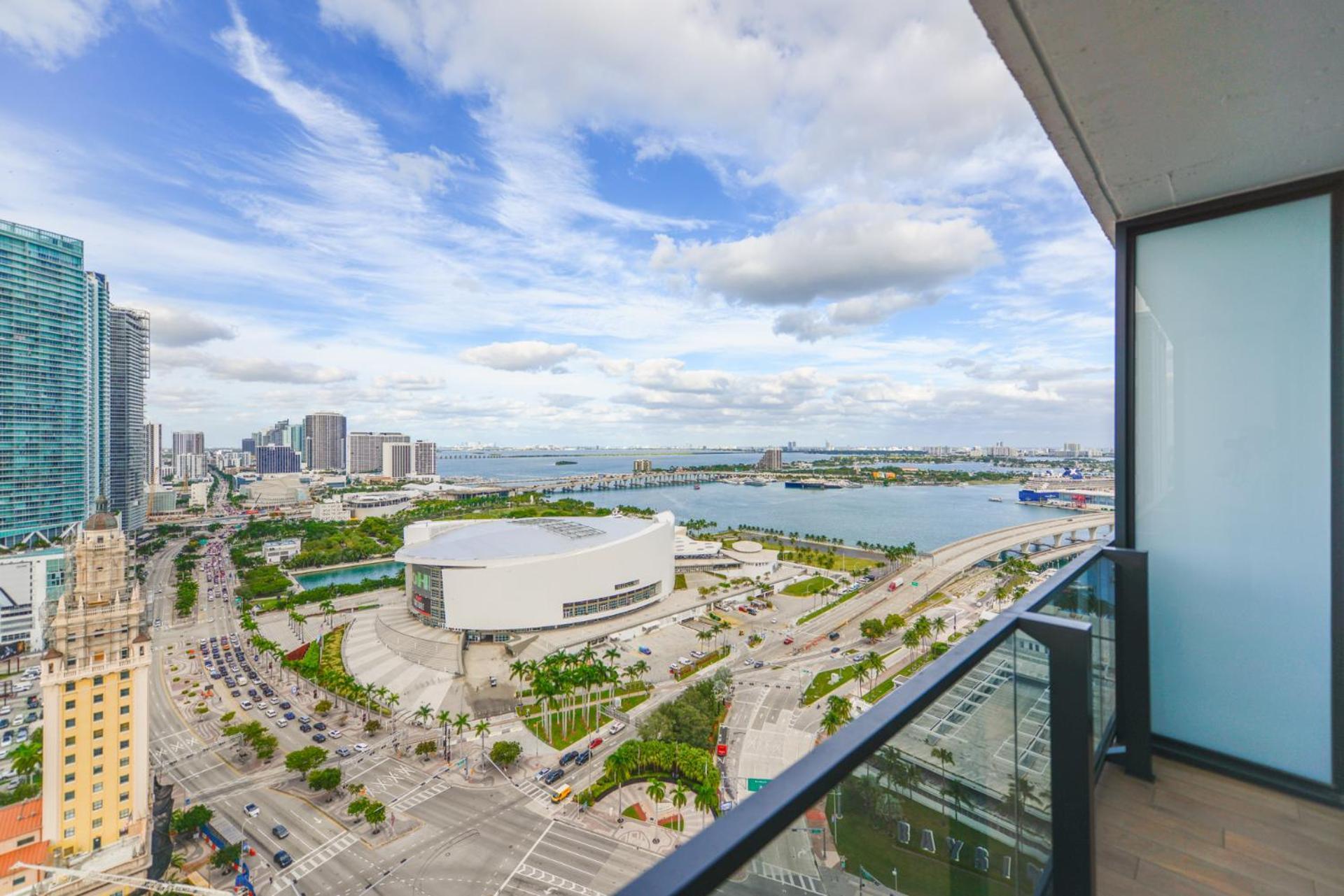 Breathtaking Studio With Bay & City Views *