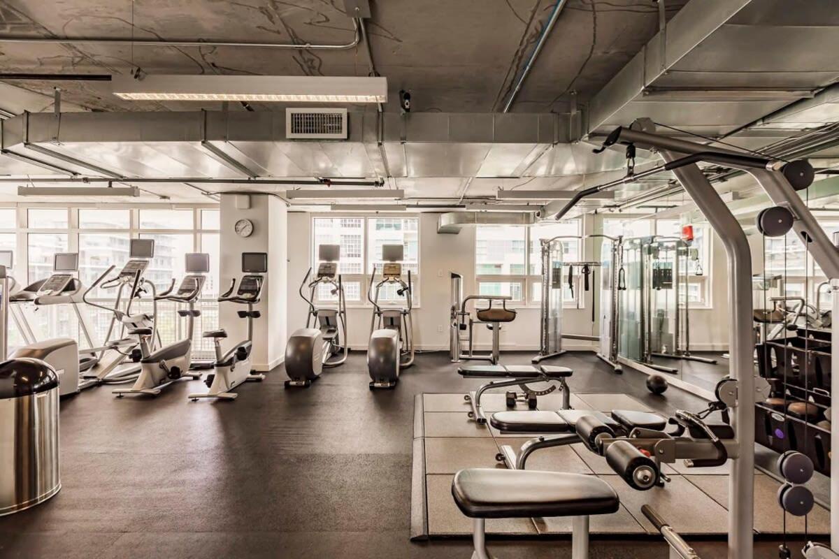 Urban Retreat - Location Pool Gym & Parking Apartment *