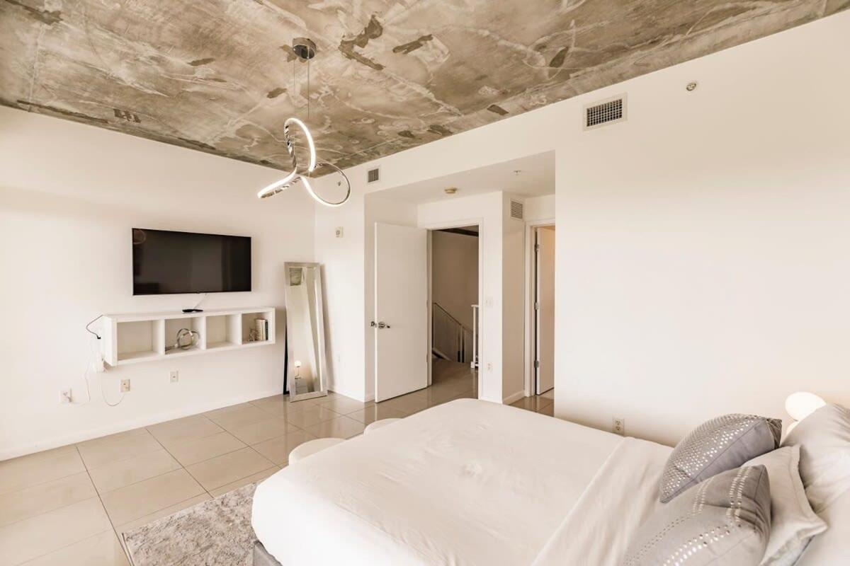 Hang Ten- Large Townhome Lux Amenities Parking Apartment Miami