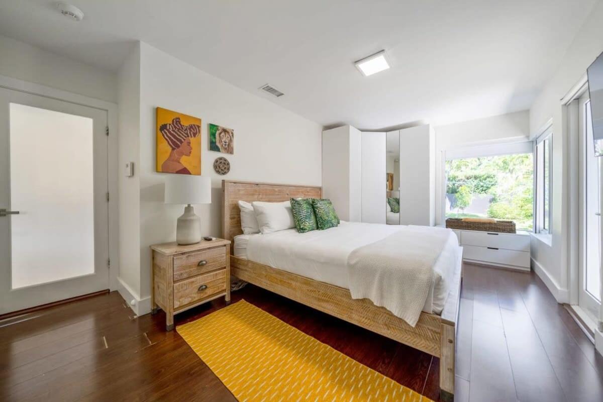 Boho House - Stylist With Parking And Large Yard Holiday home *