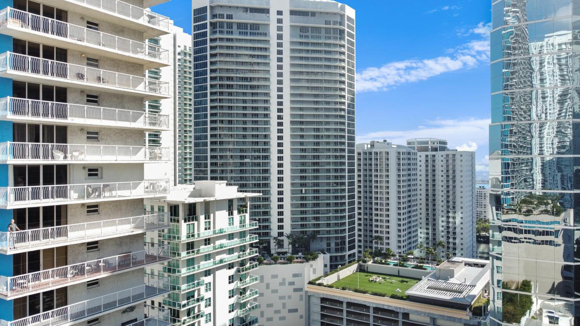 Upscale Brickell 3 Bedroom With Water Views And Free Parking Apartment