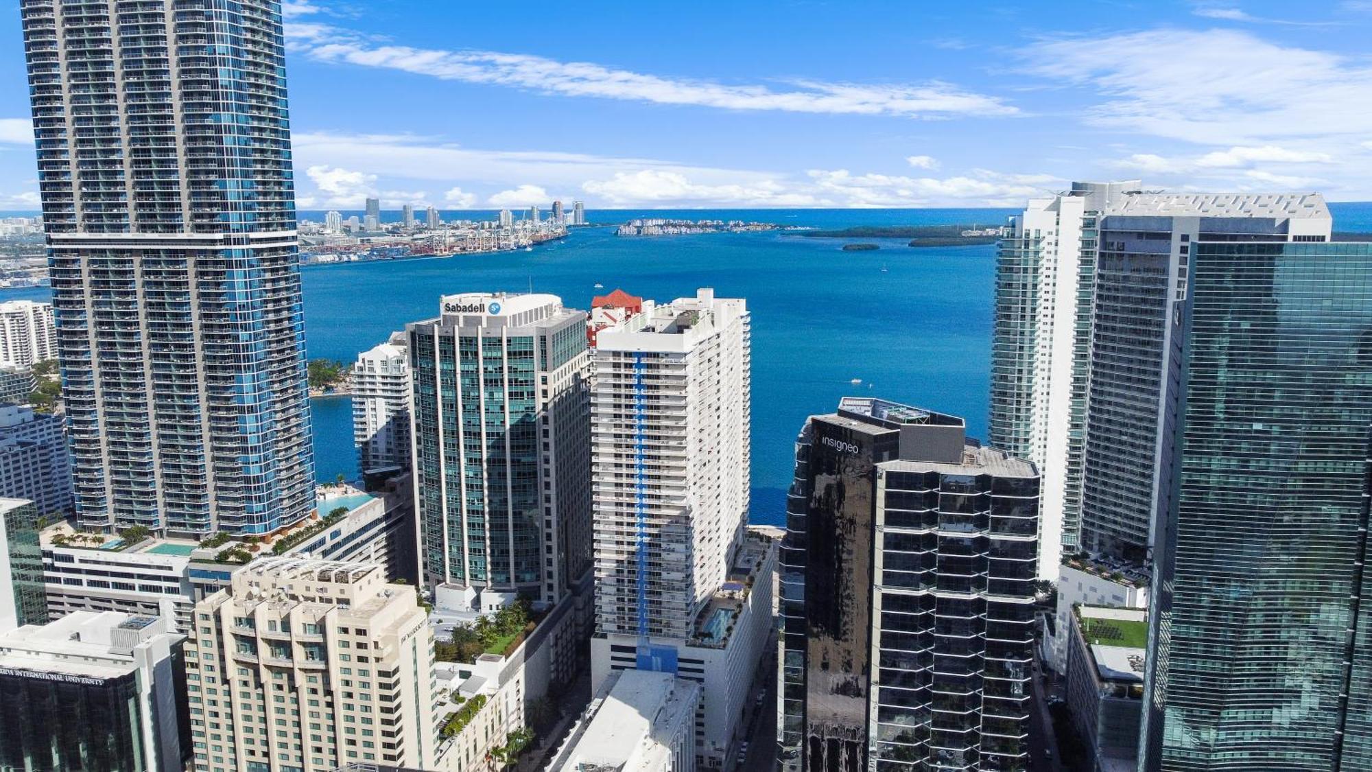 Apartment Upscale Brickell 3 Bedroom With Water Views And Free Parking *