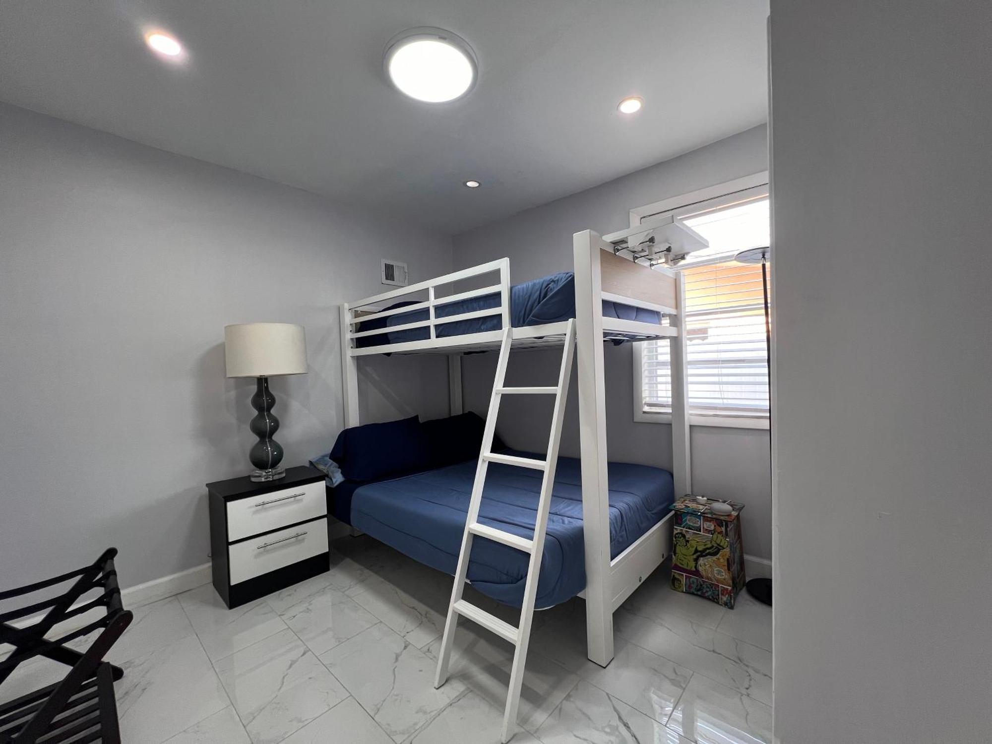 Apartment Charming Two Bedroom Apartment. *