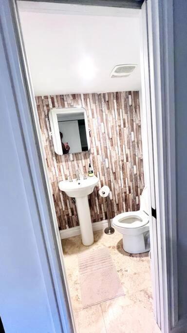 Pool! Location! Steps To The Water! Kid Friendly! Holiday home
