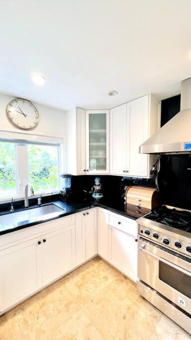 Pool! Location! Steps To The Water! Kid Friendly! Holiday home