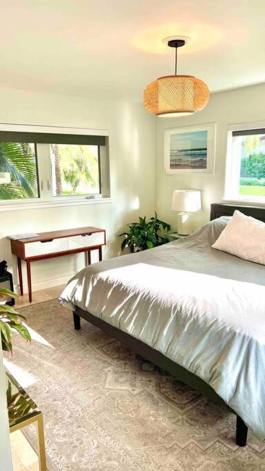 Pool! Location! Steps To The Water! Kid Friendly! Holiday home