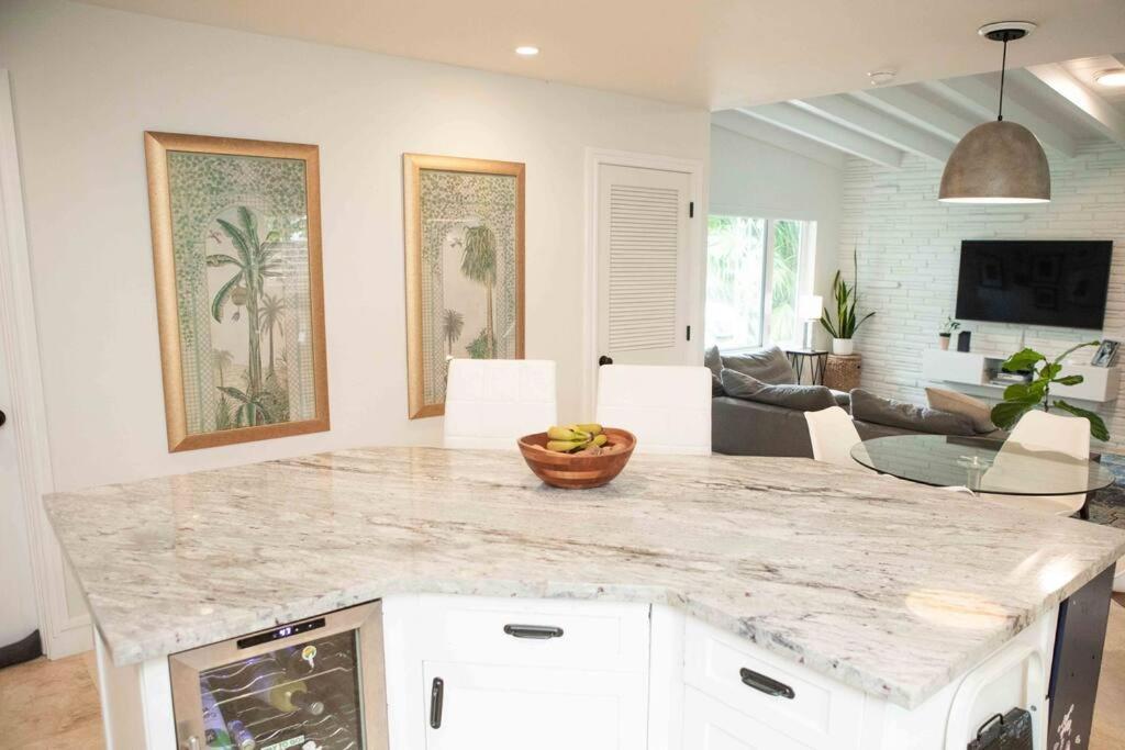 Pool! Location! Steps To The Water! Kid Friendly! Holiday home *