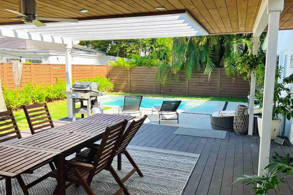 Pool! Location! Steps To The Water! Kid Friendly! Holiday home *