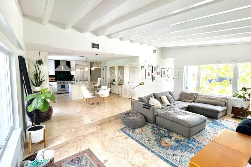 Pool! Location! Steps To The Water! Kid Friendly! Holiday home Miami