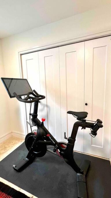 Pool! Location! Steps To The Water! Kid Friendly! Miami