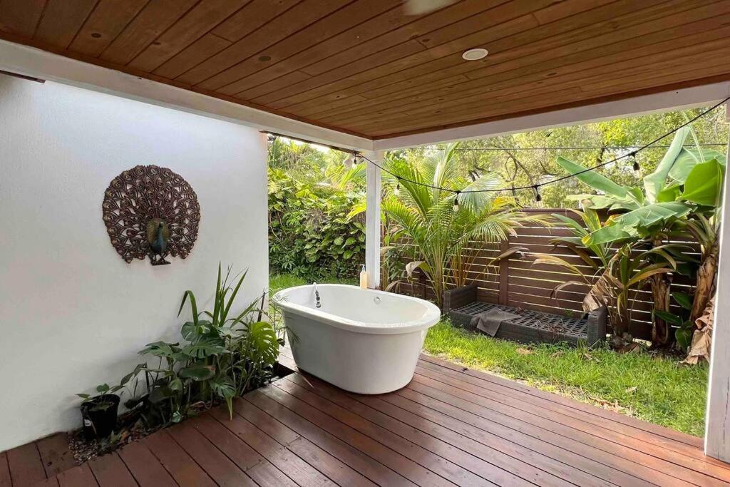 Pool! Location! Steps To The Water! Kid Friendly! Holiday home