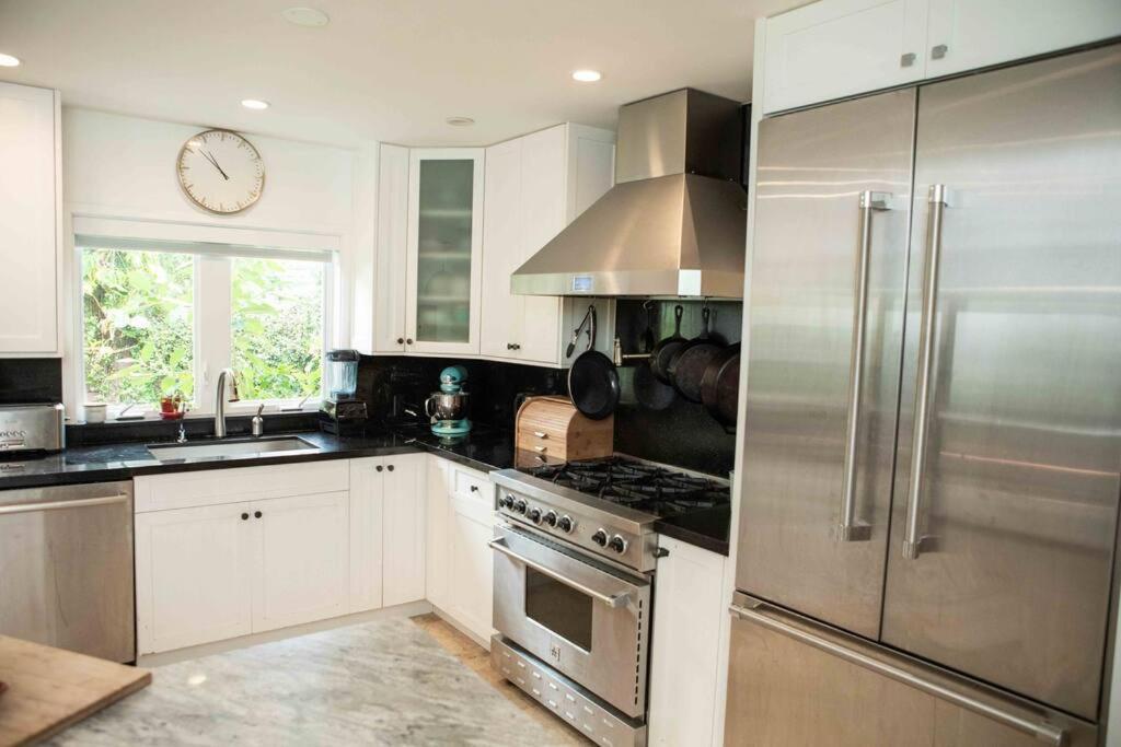 Pool! Location! Steps To The Water! Kid Friendly! Holiday home Miami