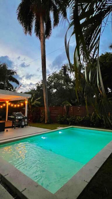 Pool! Location! Steps To The Water! Kid Friendly! Holiday home *