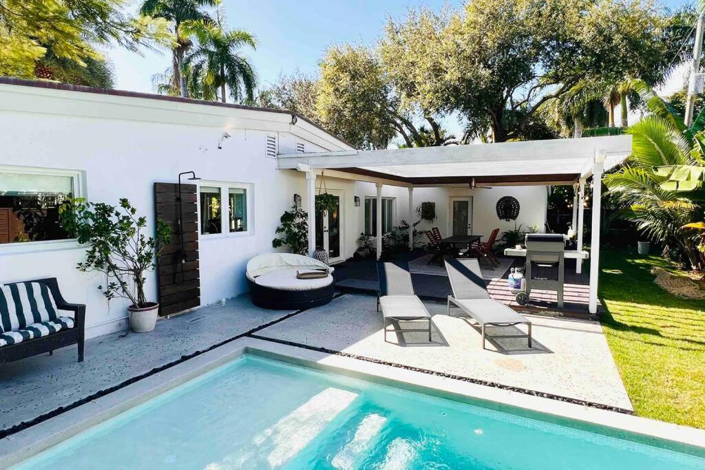 Holiday home Pool! Location! Steps To The Water! Kid Friendly! *