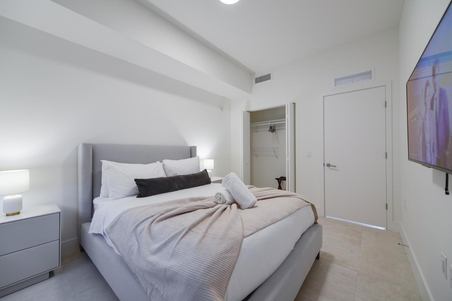 Prime Location: Luxury At Brickell Apartment *