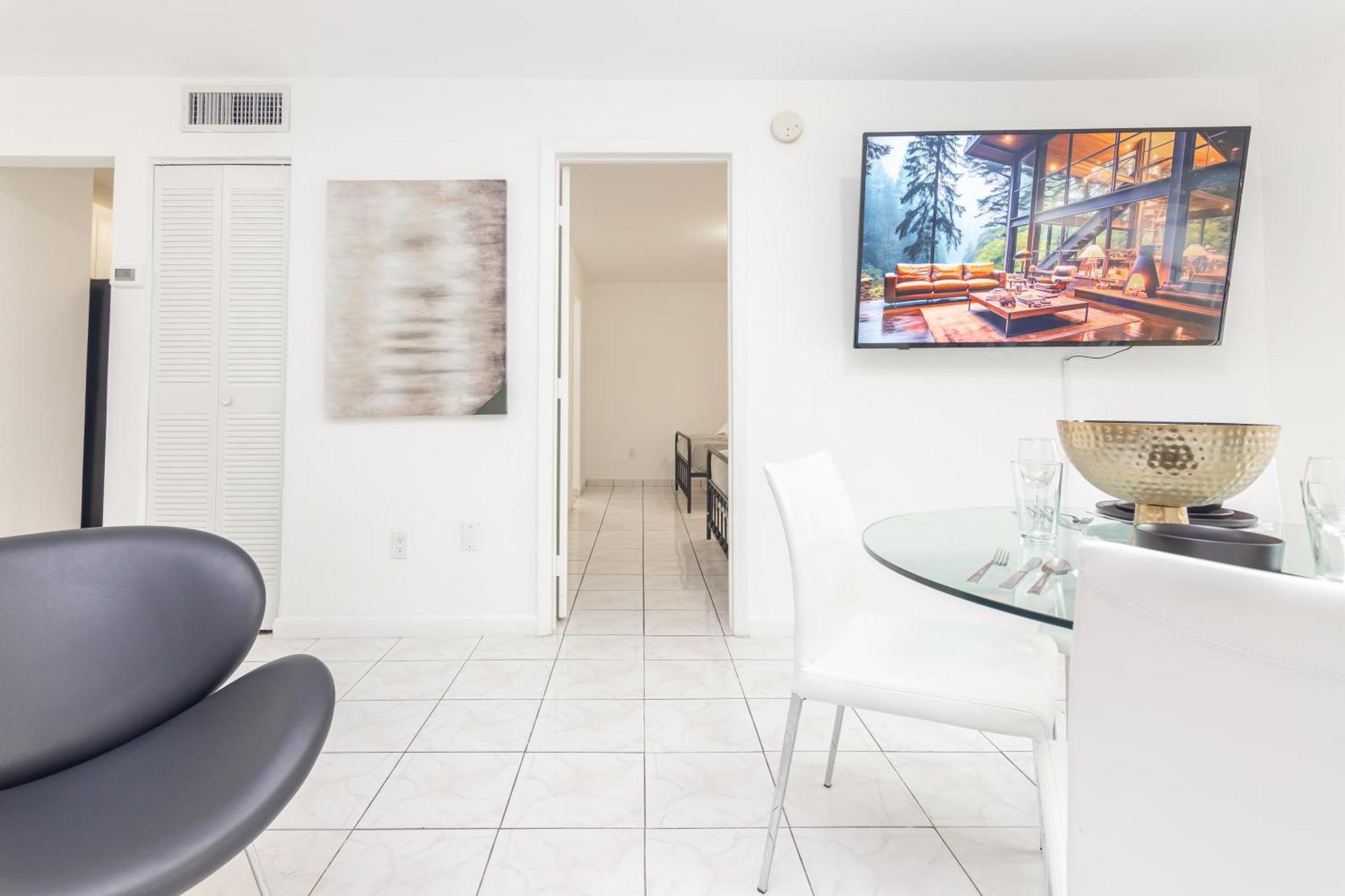 One Bedroom - With Parking & Balcony - Heart Of Wynwood