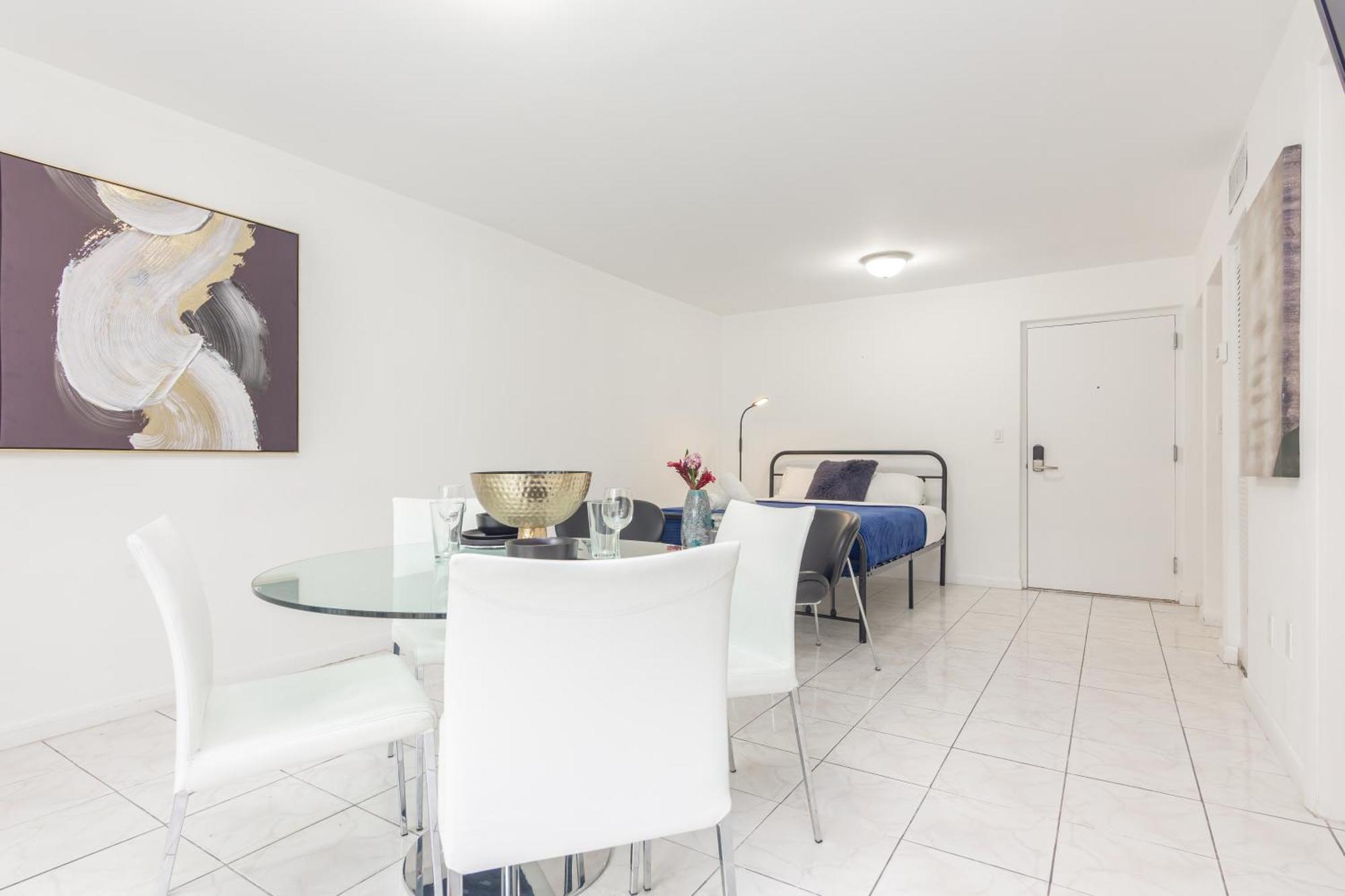One Bedroom - With Parking & Balcony - Heart Of Wynwood