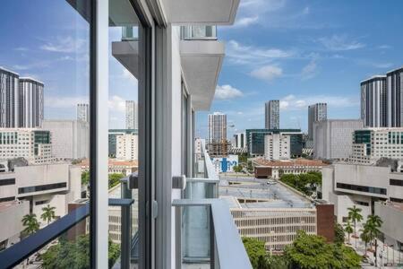 Apartment Explore Miami's Heat - Cozy Pool & Gym *