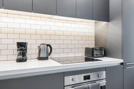 Explore Miami's Heat - Cozy Pool & Gym Apartment
