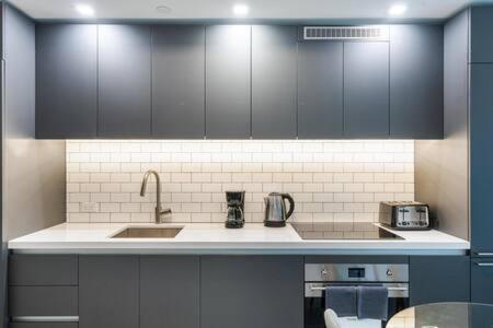 Apartment Explore Miami's Heat - Cozy Pool & Gym *
